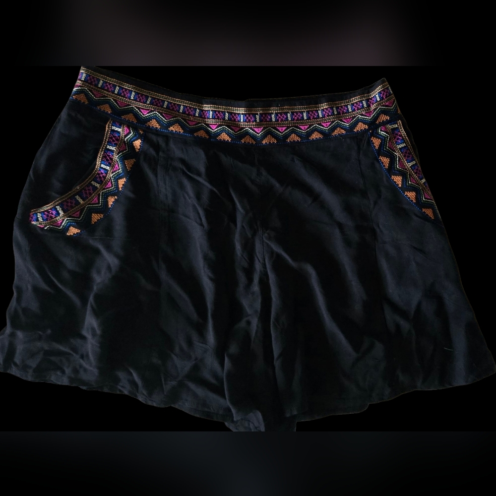 Hollister Womens Y2K Black Shorts with Eye-Catching Embroid Design And Pockets